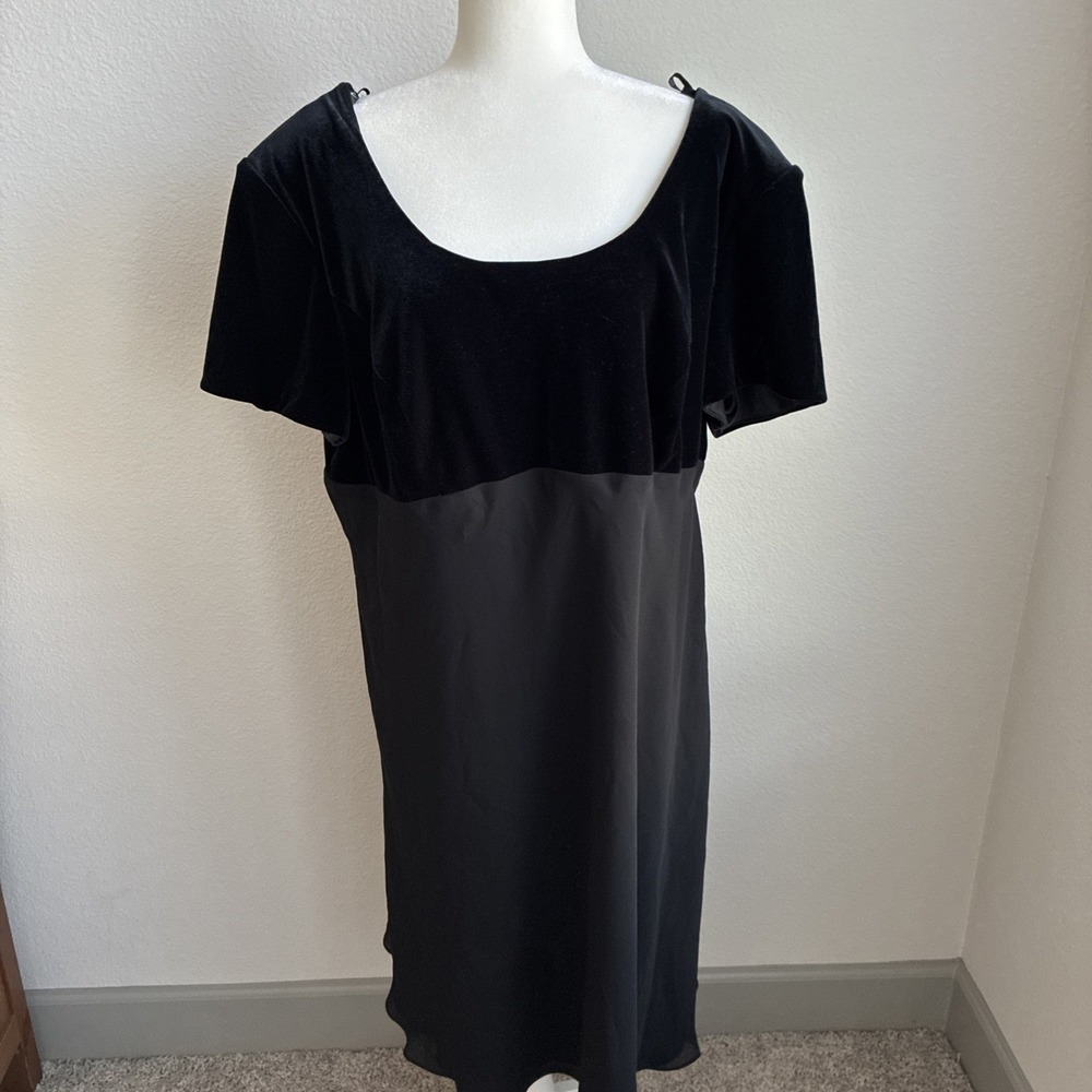 Vintage Niki Livas Size 22 Black Velvet Cap Sleeve Midi Dress Formal Elegant